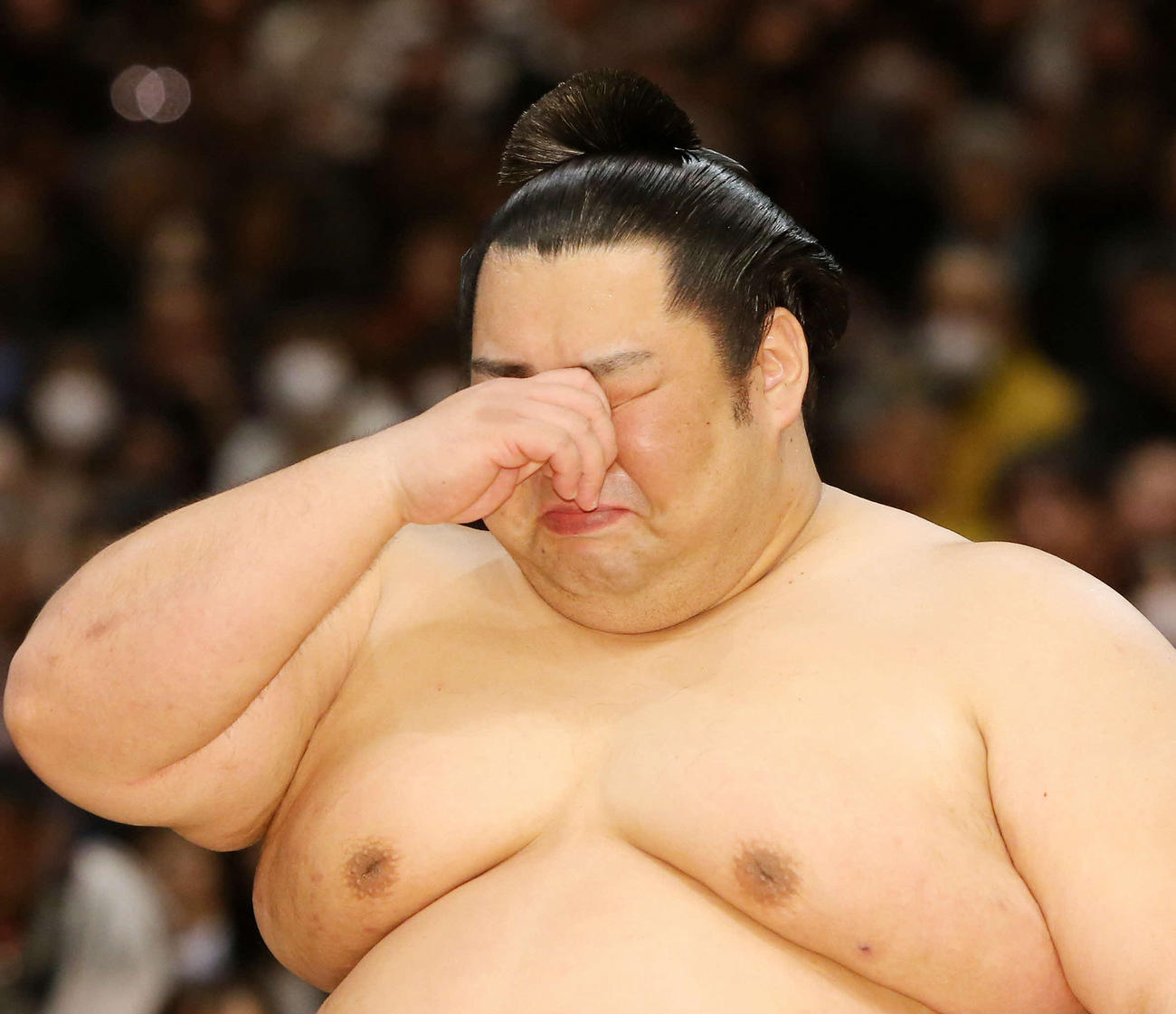 昨年の初場所で幕尻優勝を果たした徳勝龍は優勝インタビューで涙ぐむ（2020年1月26日撮影）
