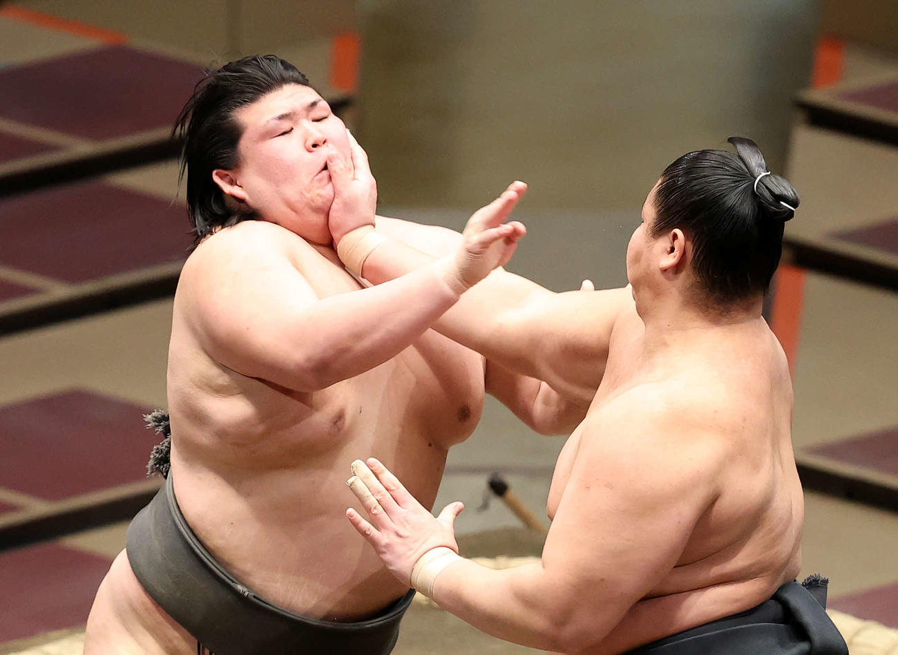 佐田ノ輝（右）の攻めを耐える鵬山（撮影・鈴木正人）