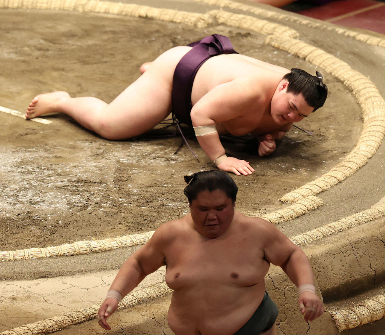 大翔丸（手前）にはたき込まれた王鵬（撮影・河野匠）