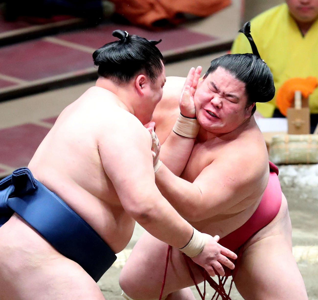 玉鷲（左）の張り手に耐える大栄翔（撮影・河田真司）