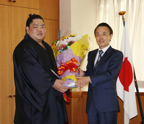 地元の埼玉・朝霞市役所を表敬訪問して富岡勝則市長から花束を贈呈される大栄翔（左）（2021年2月3日）
