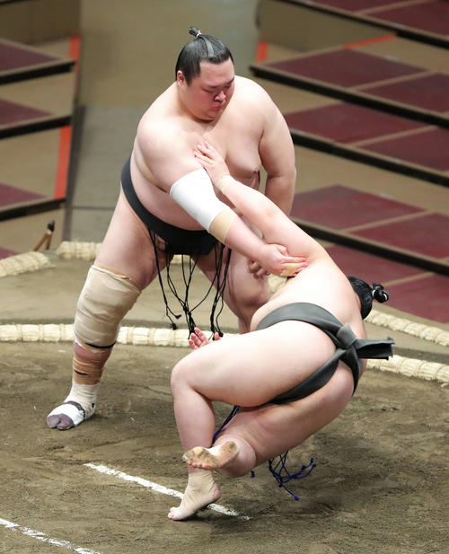 若一輝（右）を突き落としで破る友風（撮影・河田真司）