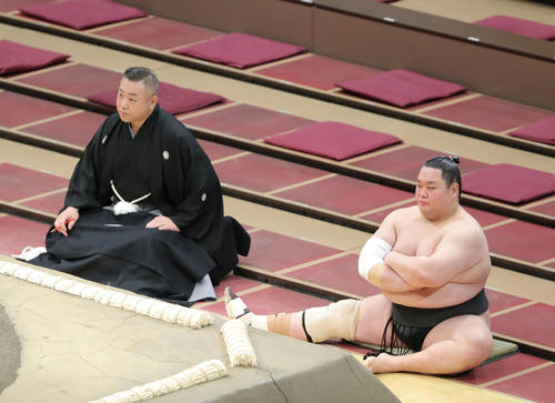 取組前、土俵下で待機する友風。左は九重親方（撮影・河田真司）