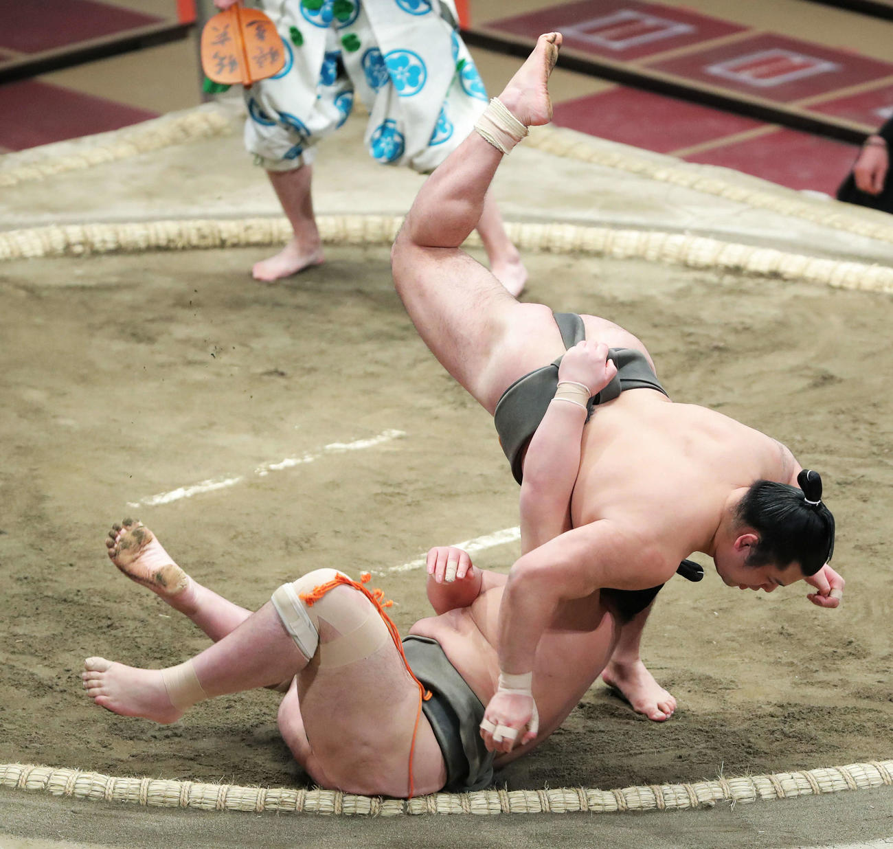 浜田山（左）を上手投げで破る満津田（撮影・河田真司）