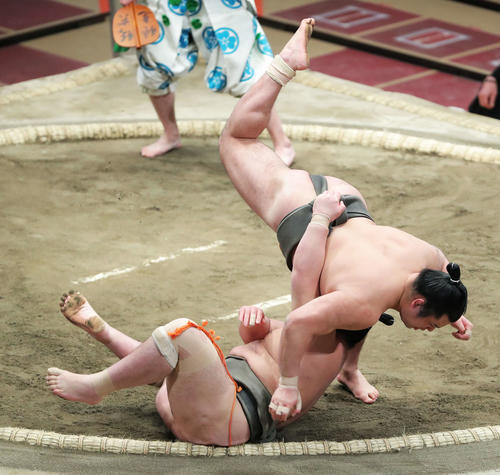 浜田山（左）を上手投げで破る満津田（撮影・河田真司）