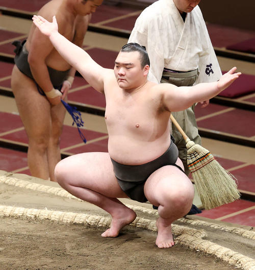塵手水（ちりちょうず）する峰刃（撮影・鈴木正人）