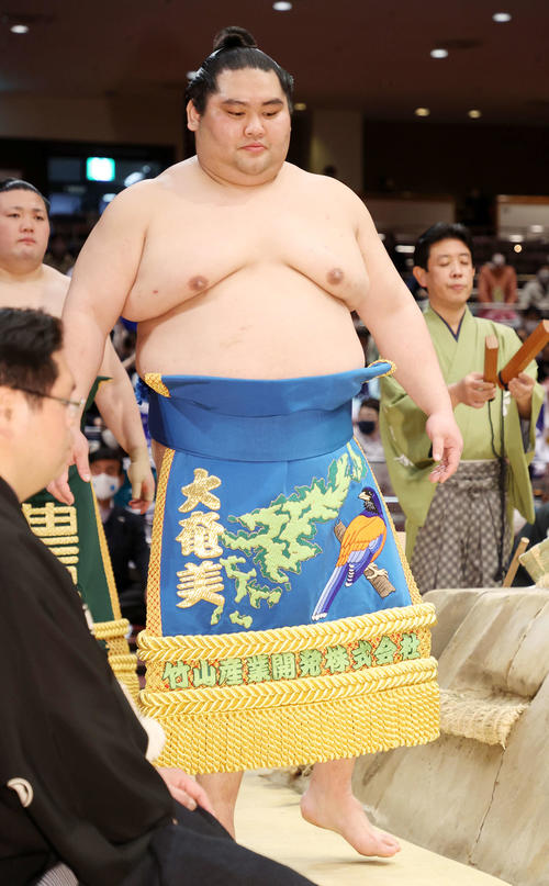 土俵入りする大奄美（2021年3月25日撮影）