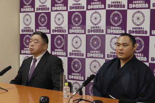 引退会見を行う舛ノ山（右）と師匠の常盤山親方（日本相撲協会提供）
