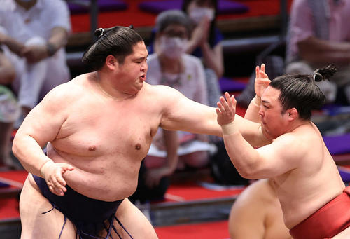 名古屋場所2日目、貴源治（左）の張り手を顔面に受ける炎鵬（撮影・鈴木正人）
