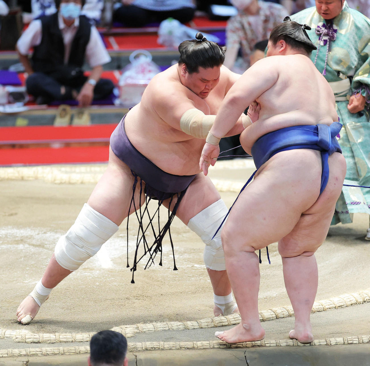 逸ノ城（右）を寄り切りで破る照ノ富士（撮影・河田真司）