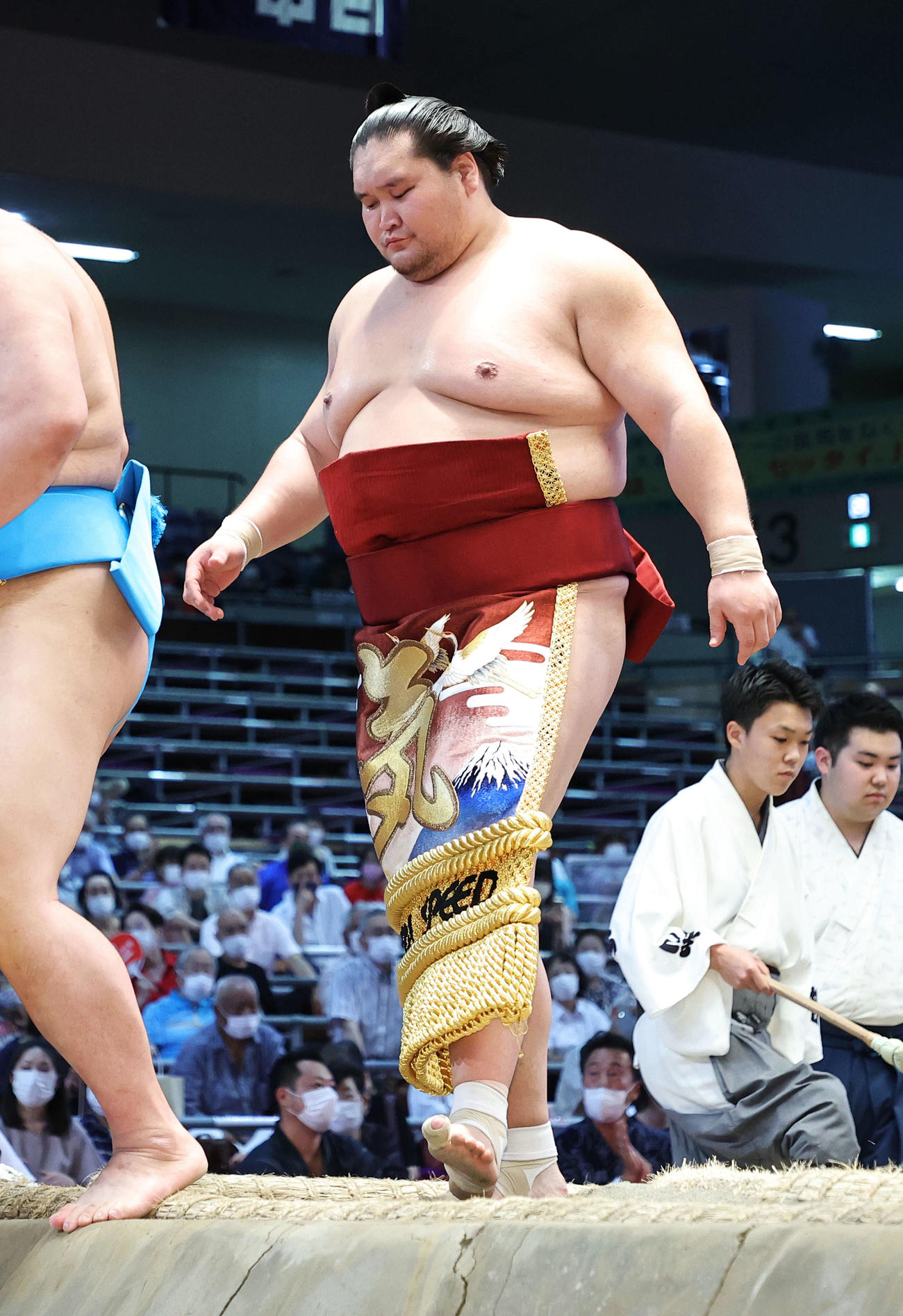 「気」の大きな文字を中心としたデザインの化粧まわしで幕内土俵入りに臨む照ノ富士（撮影・河田真司）