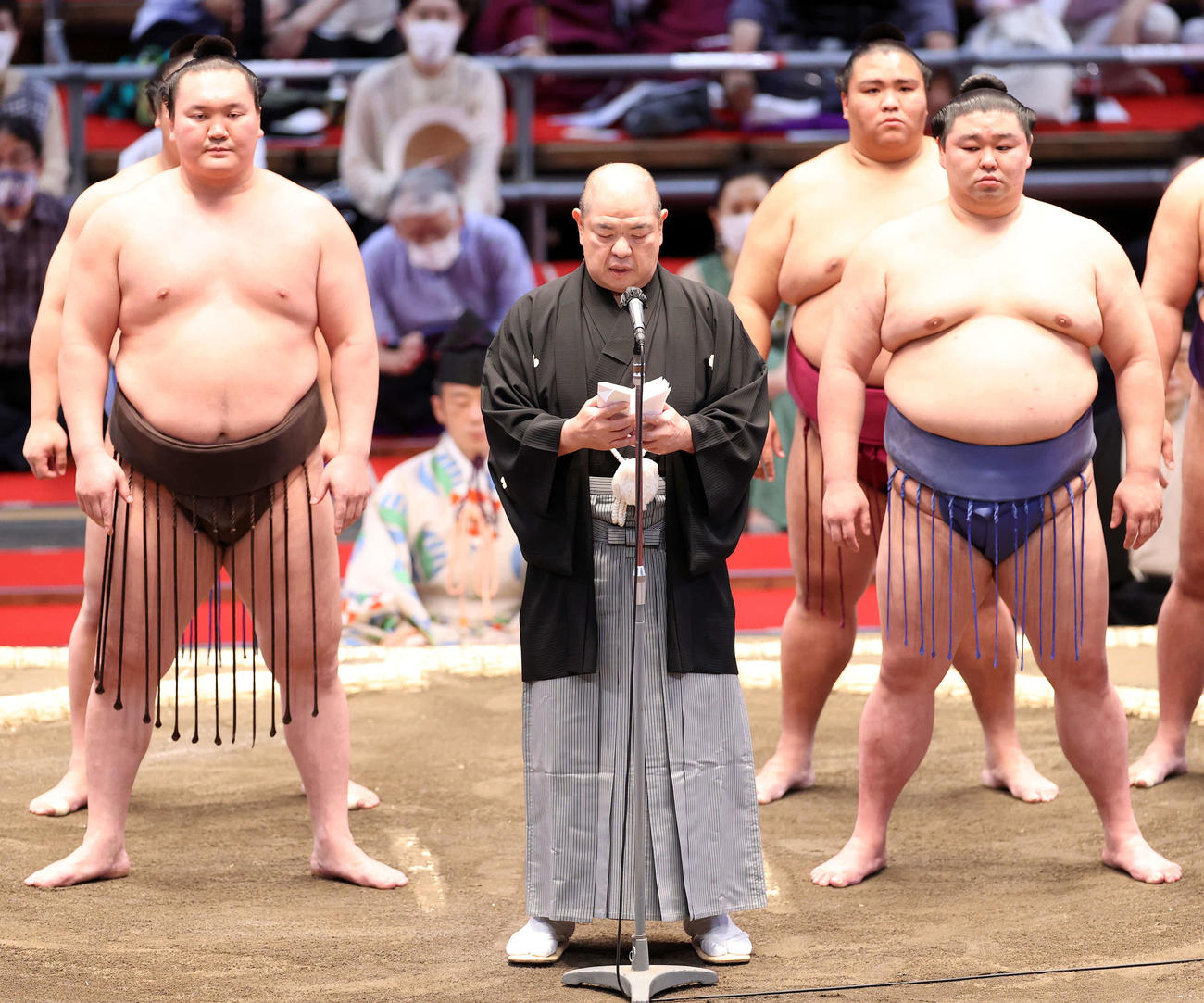 名古屋場所初日、協会あいさつする八角理事長（中央）（7月4日撮影）