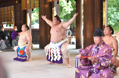 奉納土俵入りを披露する横綱照ノ富士。太刀持ち宝富士、露払い照強（代表撮影）