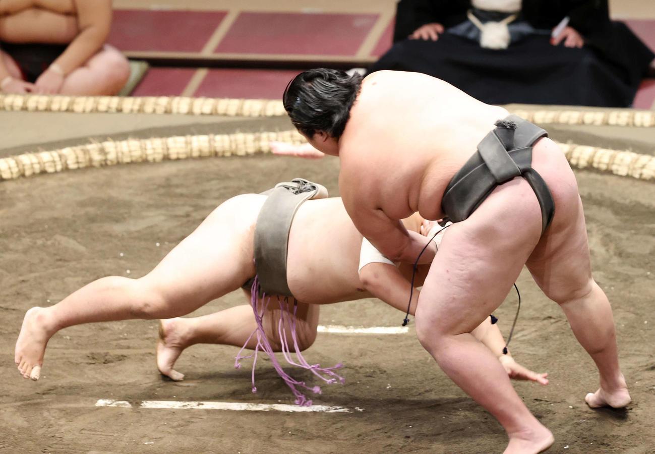 播州灘（左）を引き落としで破る西原（撮影・鈴木正人）