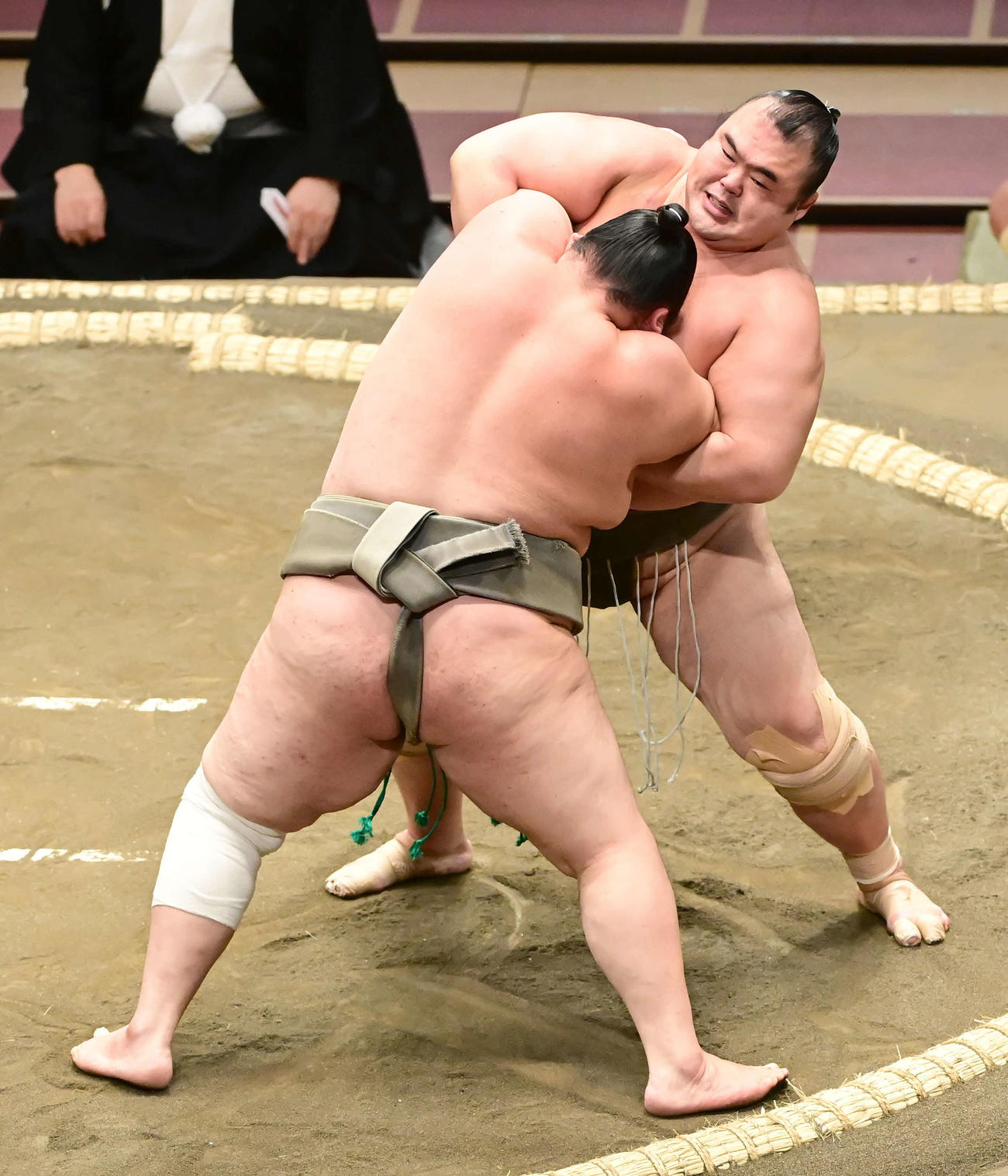 12日、初日の取組で香富士（左）を攻める翔傑