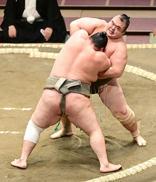 12日、初日の取組で香富士（左）を攻める翔傑