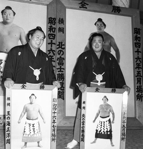 優勝額を手に写真に納まる玉の海（左）と北の富士（1971年9月11日撮影）