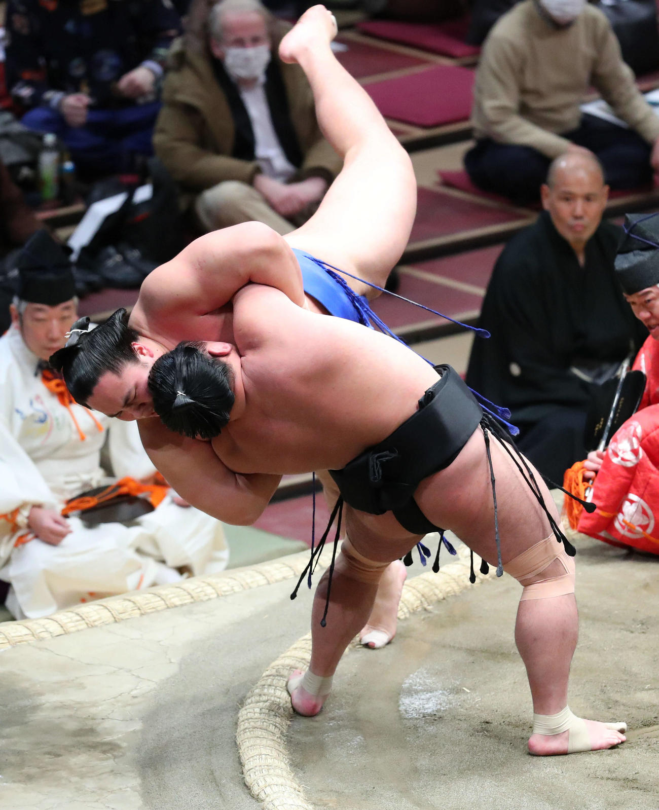 琴勝峰（奥）をうっちゃりで破る照強（2021年1月23日撮影）