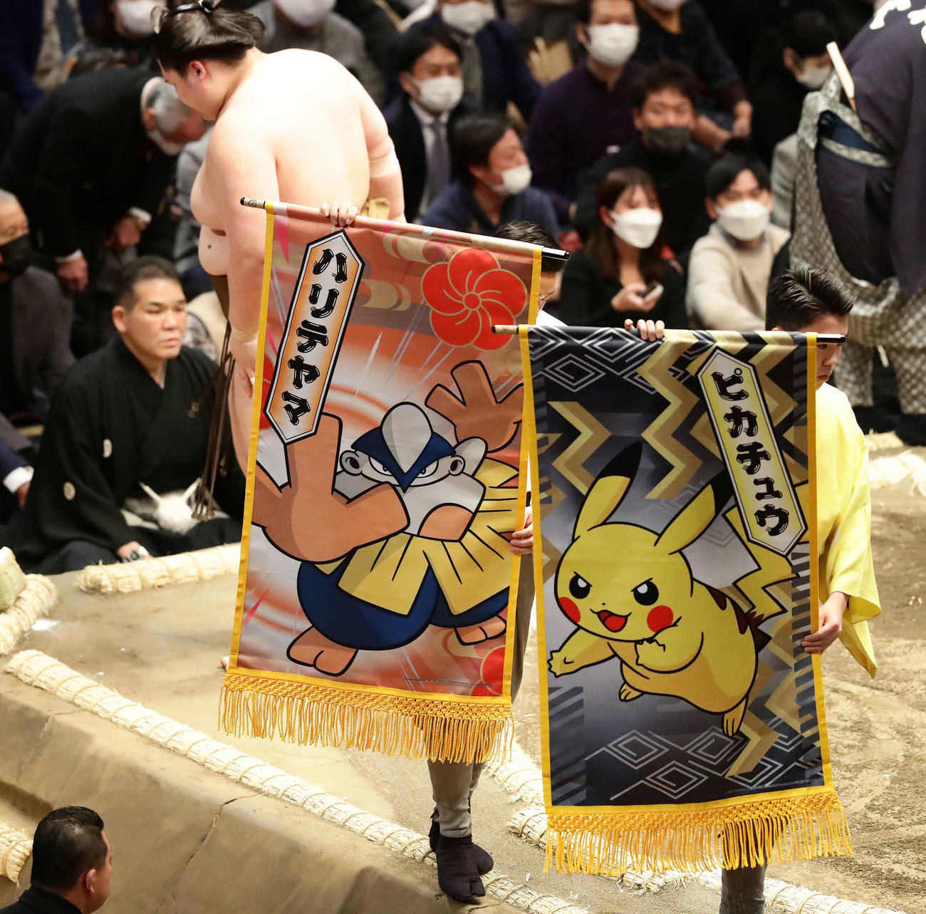 王鵬－魁聖の取り組みに懸けられたポケットモンスターの懸賞旗（撮影・丹羽敏通）