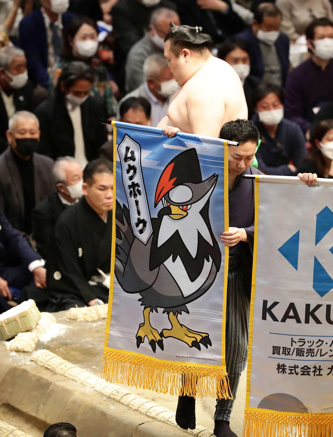 千代丸－琴ノ若の取り組みに懸けられたポケットモンスターの懸賞旗（撮影・丹羽敏通）