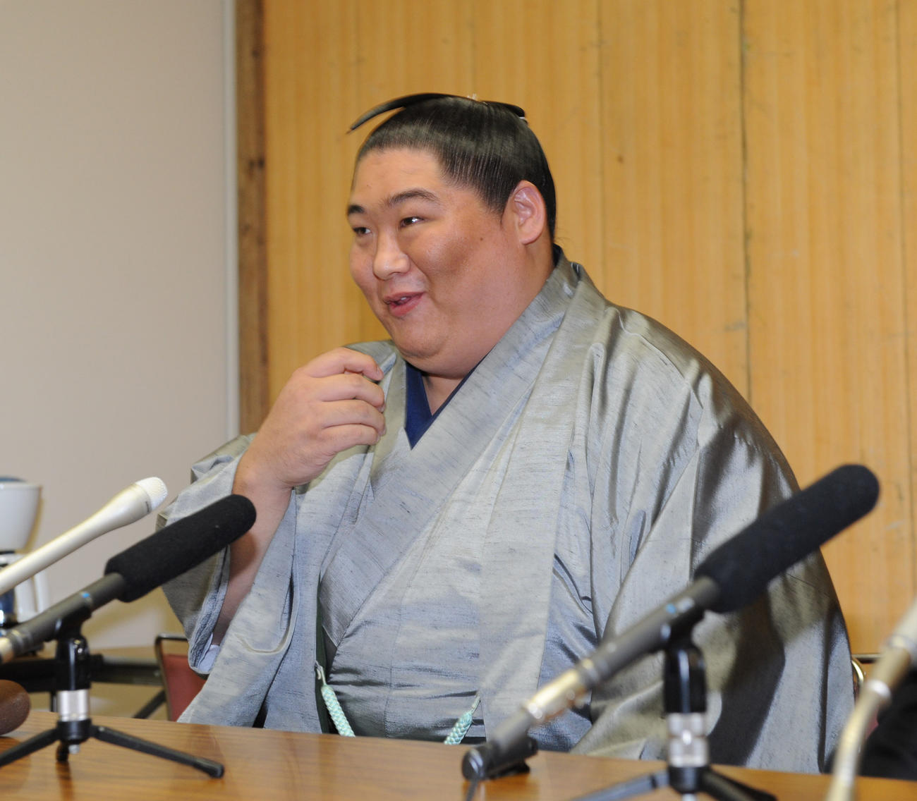 11年11月、引退会見をする玉乃島（11年11月22日撮影）