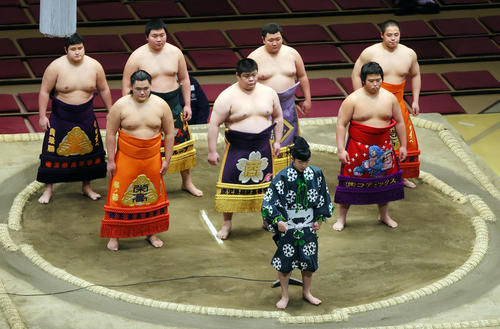 新序出世に臨む手前左からから琴拳龍、薩摩翔、花房、後列左から若ノ勝、大青山、東誠龍、琴手計（撮影・野上伸悟）