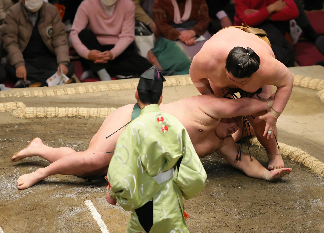 はたき込みで千代大龍（左）を破る王鵬（撮影・野上伸悟）