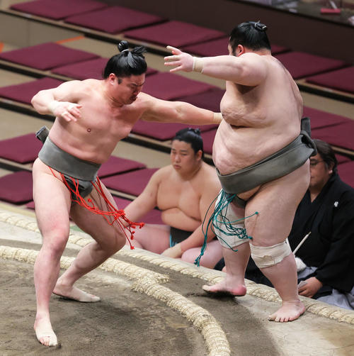 大相撲初場所　千秋楽　朝鬼神（左）は高麗の国を突き出しで破る（2022年1月23日撮影）
