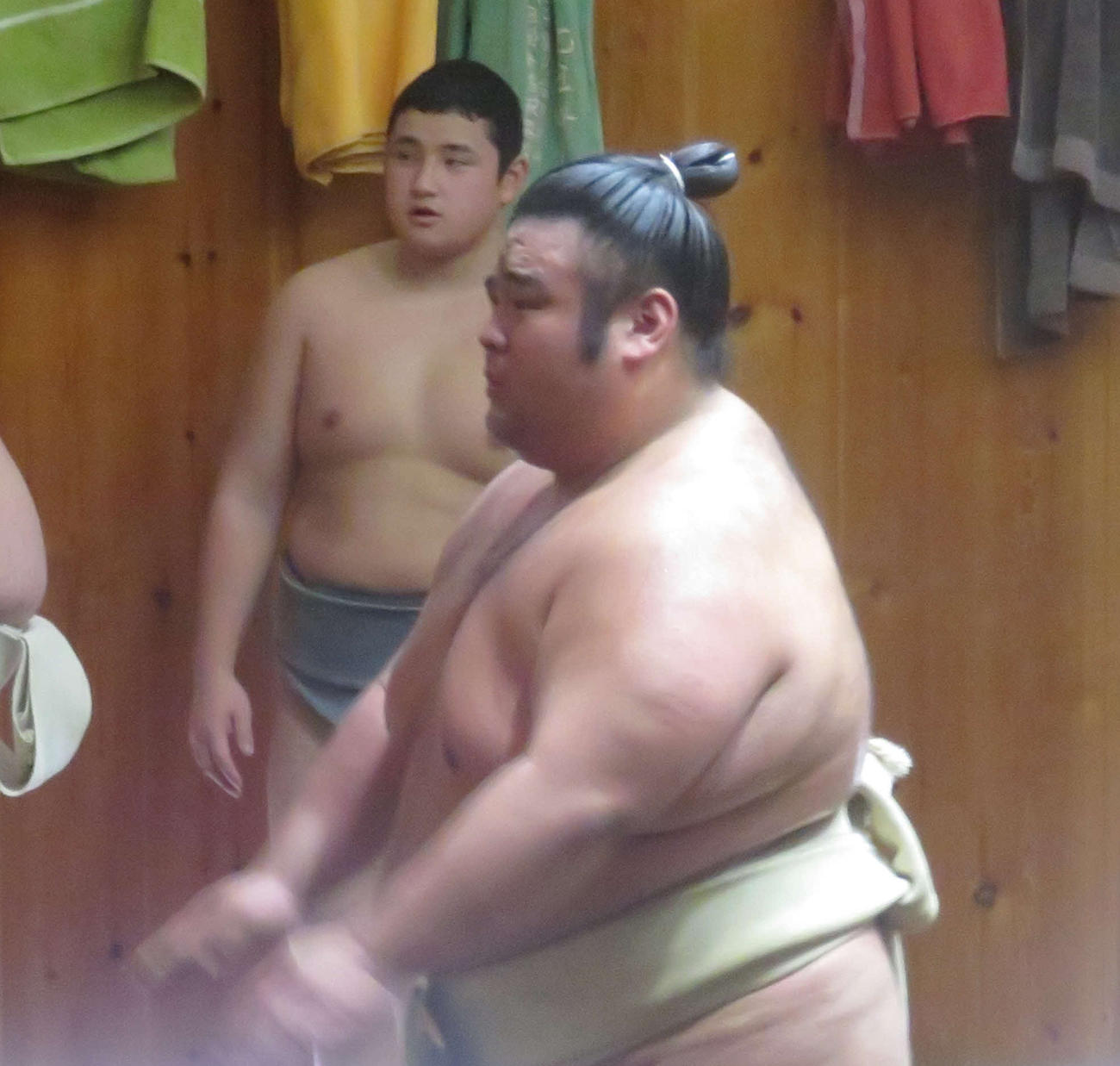 当時の千賀ノ浦部屋で稽古する貴景勝（手前）と体験入門として稽古に参加した現若ノ勝の竹田章一郎（19年2月撮影）