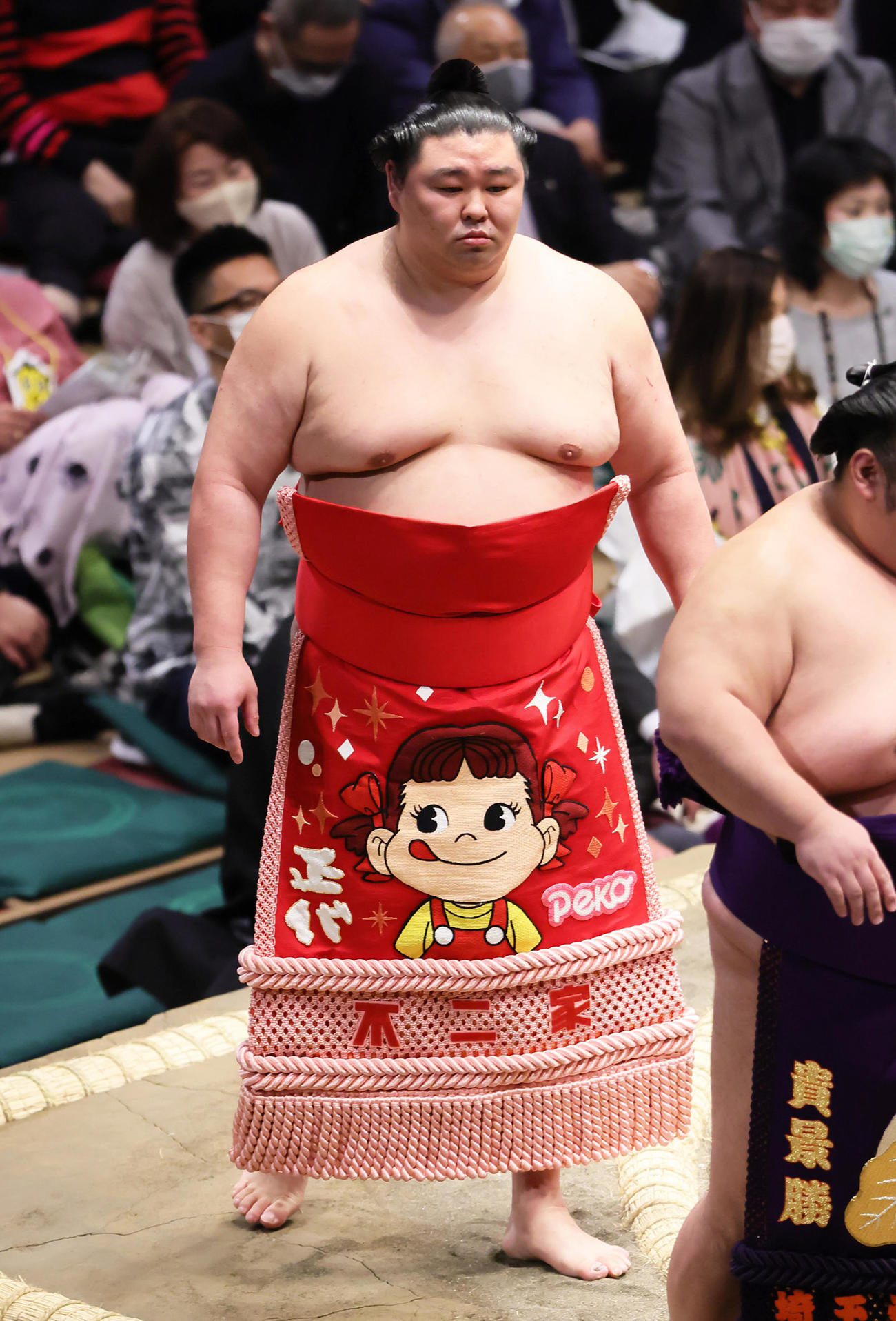 大相撲夏場所　初日　正代は菓子メーカー「不二家」のペコちゃんがデザインされた化粧まわしで土俵入りする＝2022年5月8日
