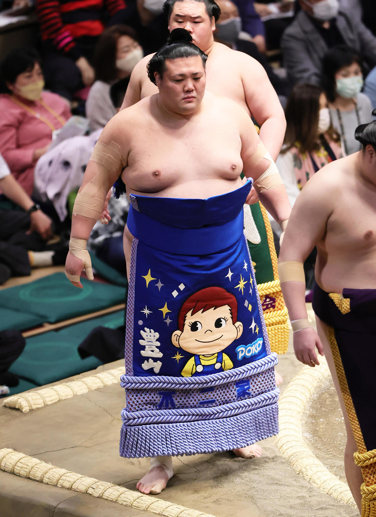 大相撲夏場所　初日　豊山は菓子メーカー「不二家」のポコちゃんがデザインされた化粧まわしで土俵入りする＝2022年5月8日