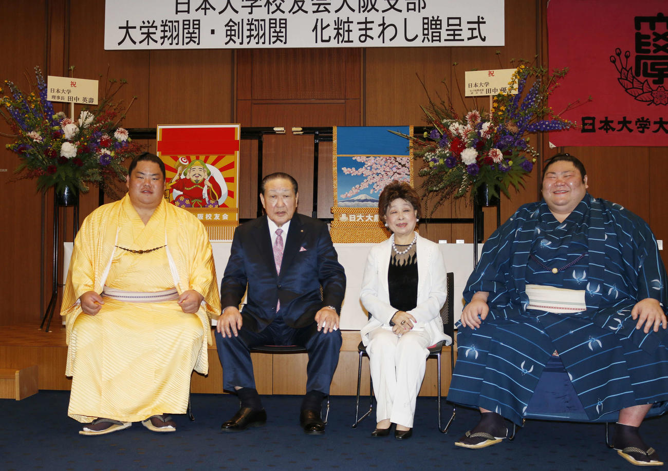 21年4月21日「日本大学校友会大阪支部」による化粧まわし贈呈式に出席した大栄翔（左端）