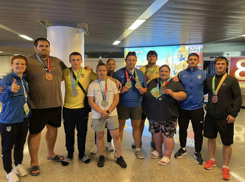 ワールドゲームズで9個のメダルを獲得した相撲のウクライナ選手団（ウクライナ相撲連盟JAPAN事務所提供）
