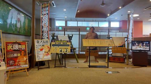 「くつろぎ天然温泉湯楽」の店内に置かれた武隈部屋を紹介する特製ボード（撮影・平山連）