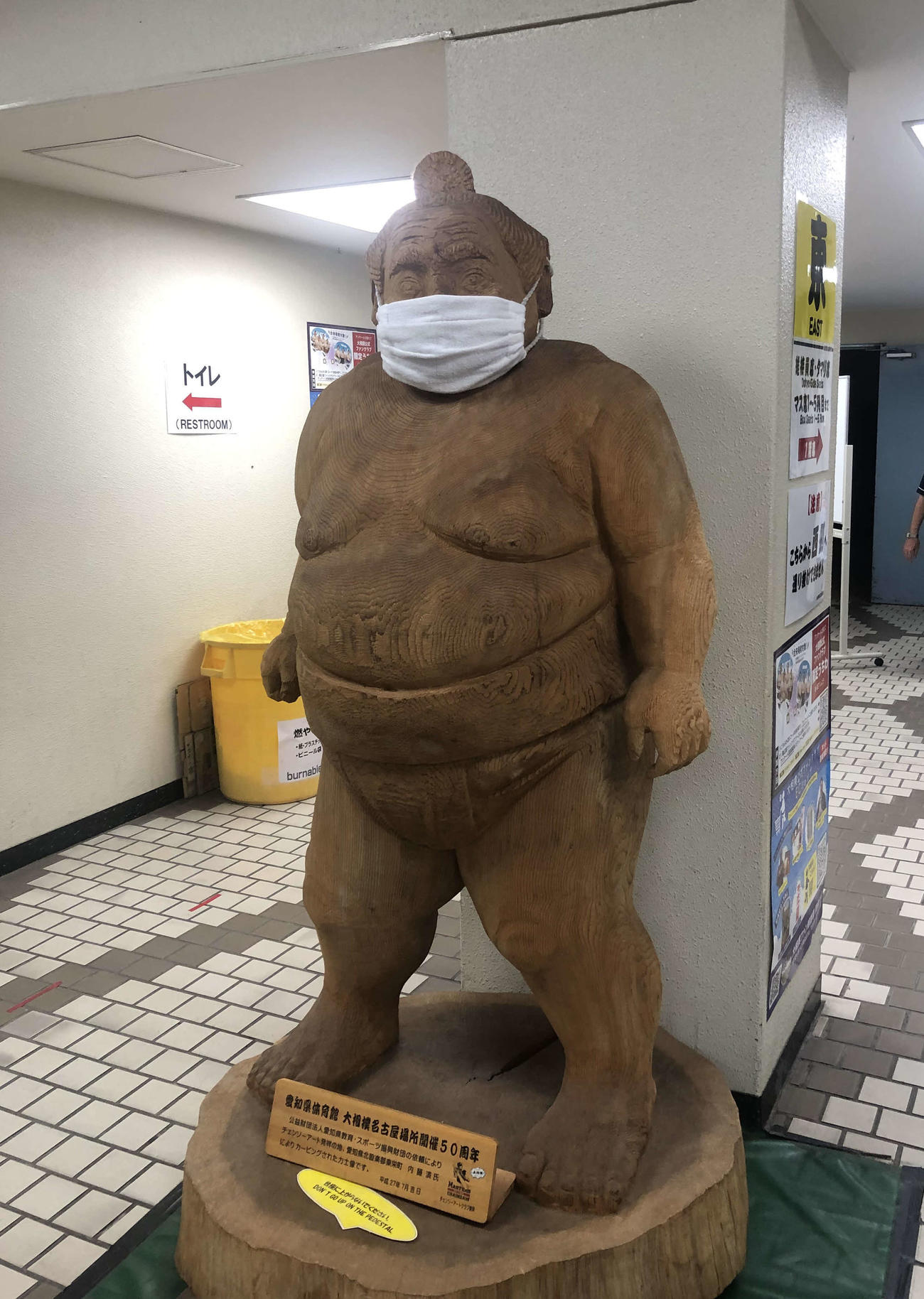 会場内にある力士像にもマスクが（撮影・平山連）