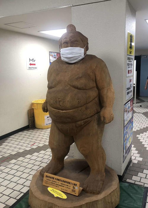 会場内にある力士像にもマスクが（撮影・平山連）