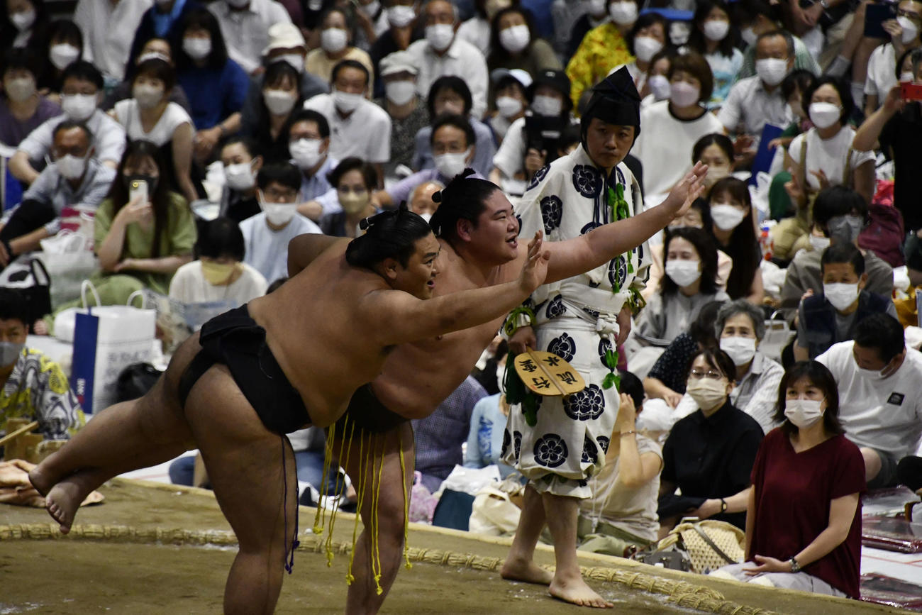 相撲の禁じ手を面白おかしく紹介する「初っ切り」を披露する大野城（左）と恵比寿丸（撮影・平山連）