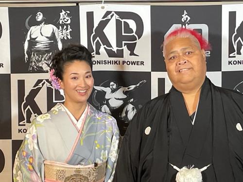 都内で来日40周年パーティーを開いた元大関小錦の小錦八十吉氏（右）と千絵夫人（2022年6月18日撮影）