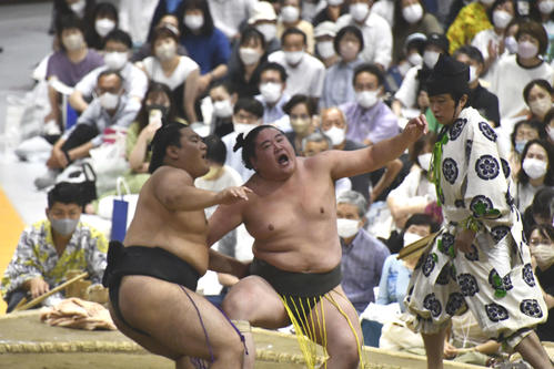 相撲の禁じ手を面白おかしく紹介する「初っ切り」を披露する大野城（左）と恵比寿丸（2022年8月撮影）