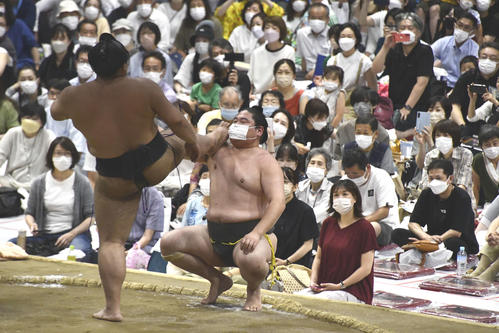 相撲の禁じ手を面白おかしく紹介する「初っ切り」を披露する大野城（左）と恵比寿丸（2022年8月撮影）