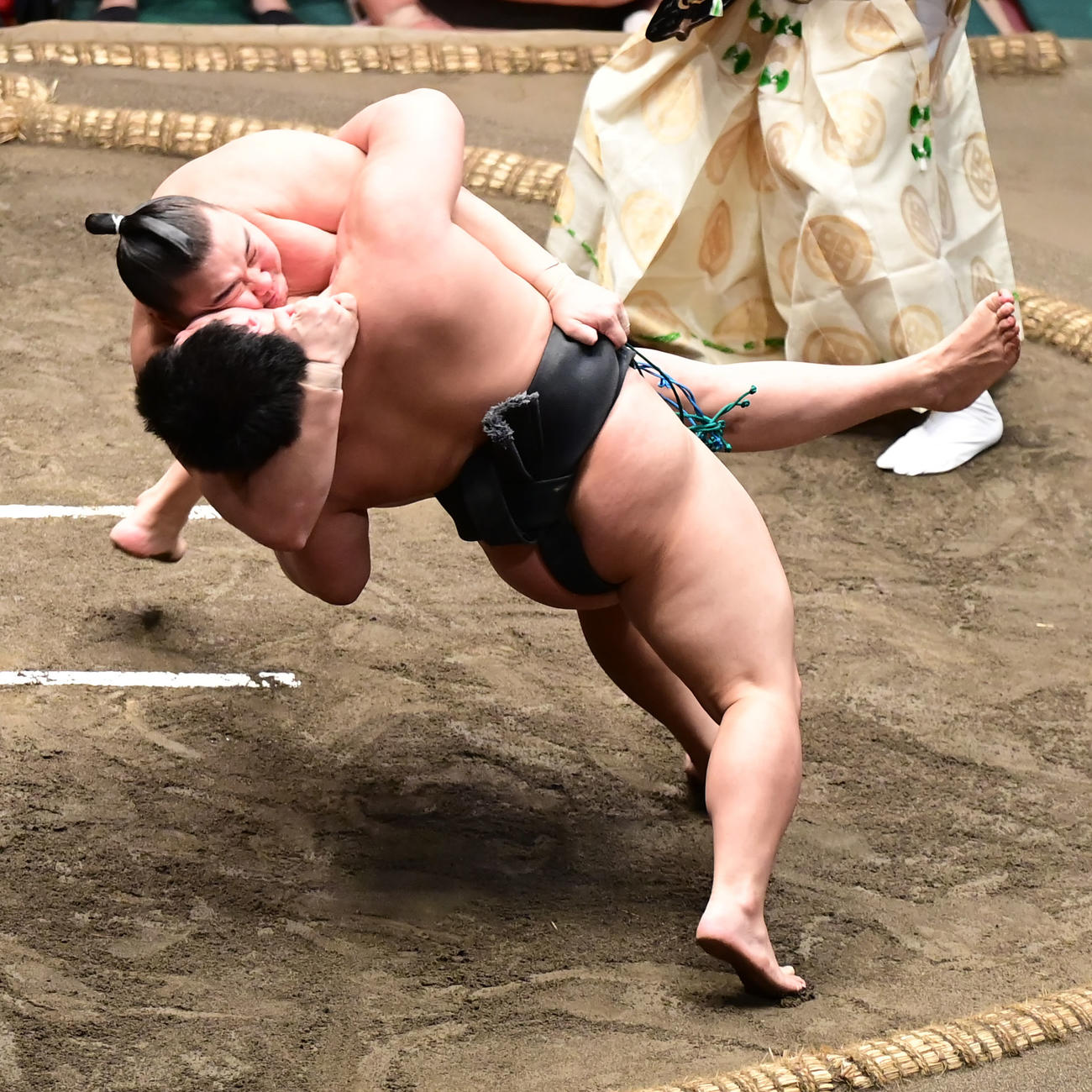 川副（手前）は切り返しで北天海を破り勝ち越しを決める（撮影・小沢裕）