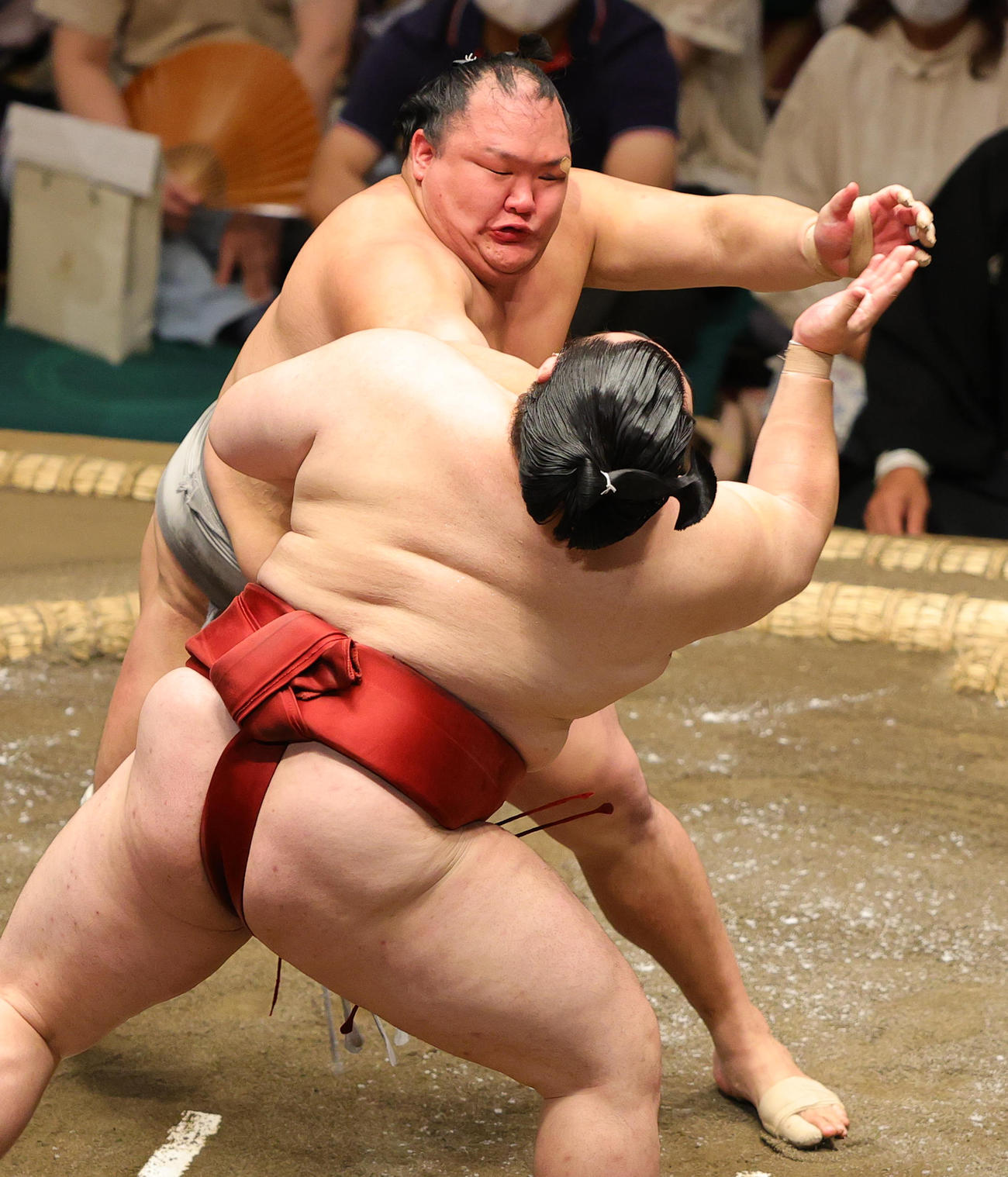 隆の勝（手前）と張り合う北勝富士（2022年9月17日撮影）