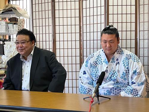 9月28日、新十両会見を行う対馬洋と師匠の境川親方