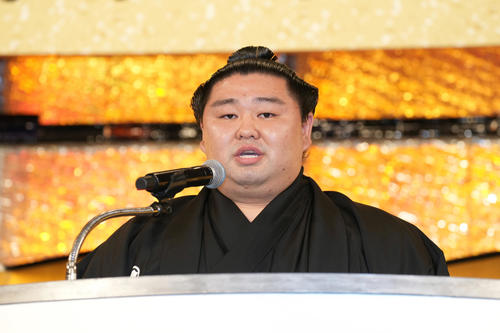大関昇進披露祝賀会、壇上であいさつする正代（2022年10月23日＝代表撮影）