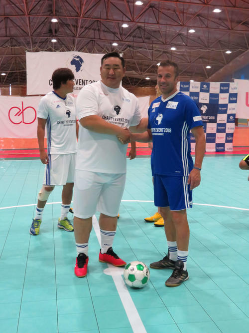フットサルの試合前に握手する、元横綱朝青龍（左）とデルピエロ氏