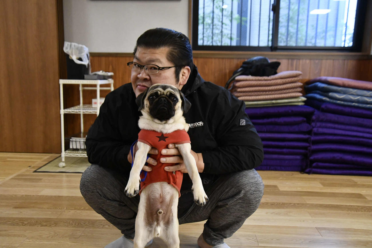 押尾川親方と同部屋の“広報部員”のブッチ(撮影・平山連)