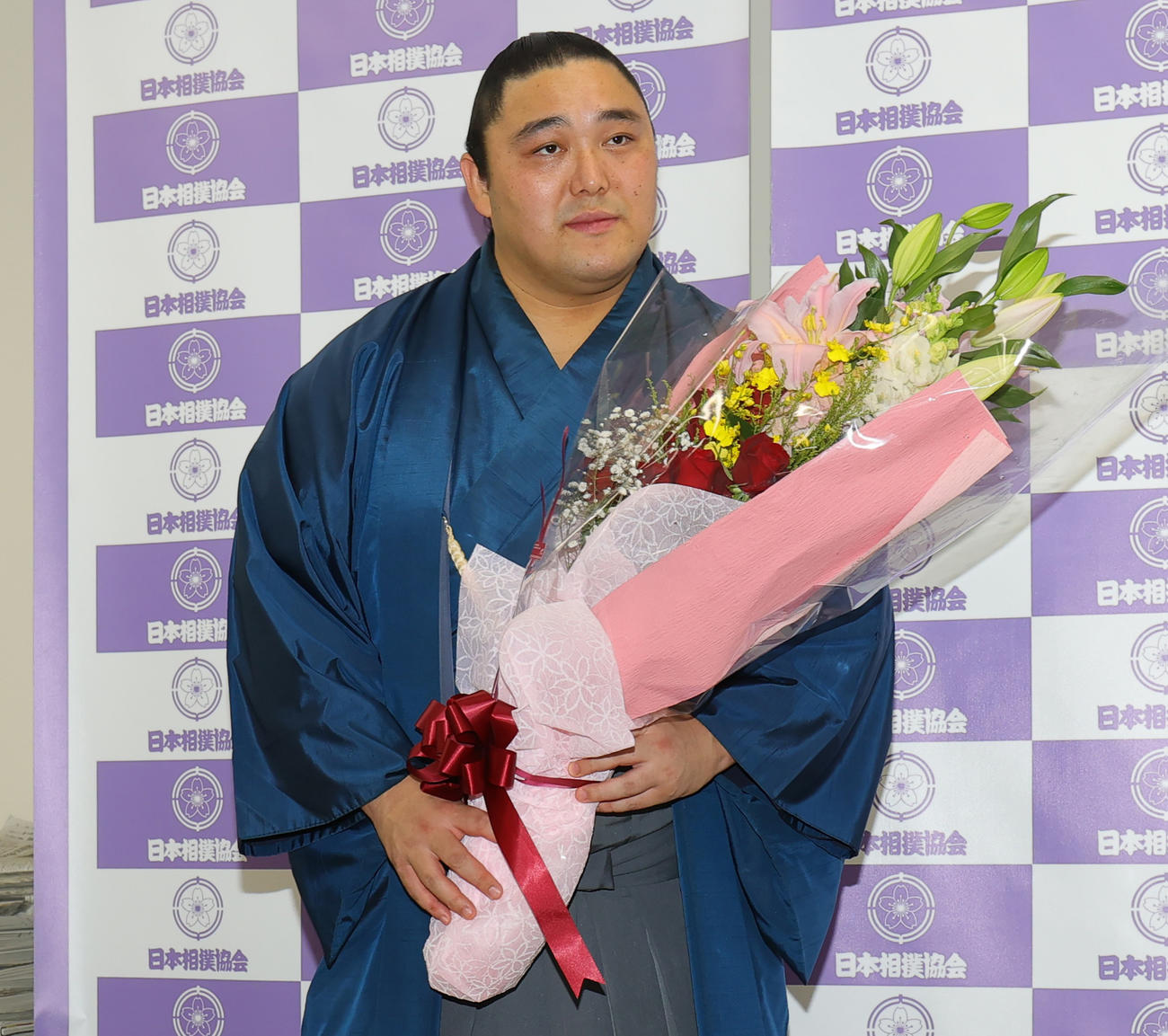 引退会見で花束を受け取る隠岐の海（1月14日撮影）