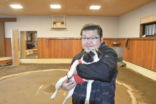 押尾川部屋“広報部員”のブッチをだっこする押尾川親方（23年1月撮影）