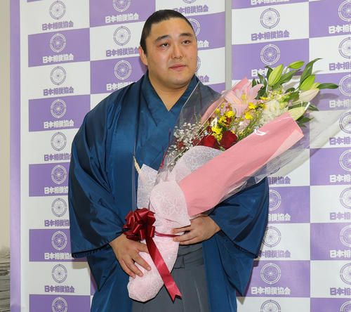 引退会見で花束を受け取る隠岐の海（1月14日撮影）