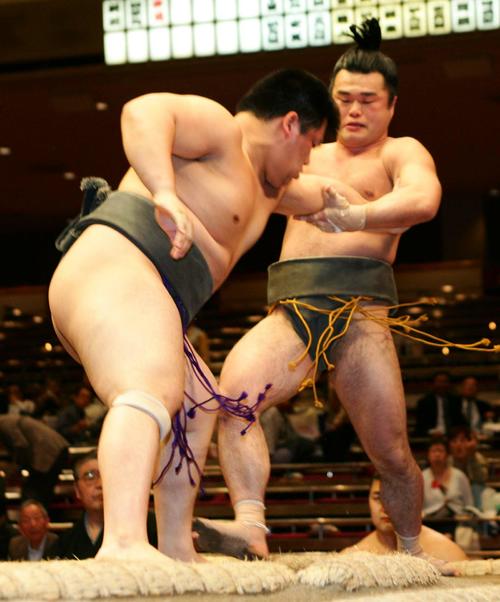 06年大相撲夏場所2日目 幕下付け出しの下田(手前)は古市を押し出しで下し、デビュー戦を飾った=06年5月8日